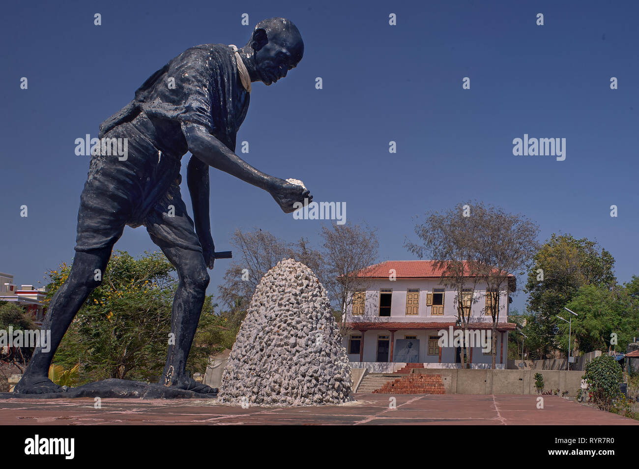 25-05-2011 - Statue von Mahatma Gandhi bei Dandi Strand, in der Nähe der Navsari, Indien, kennzeichnet die Stelle, wo er zum ersten Mal das Salz Recht 1930 Gujarat Indien brach Als Stockfoto