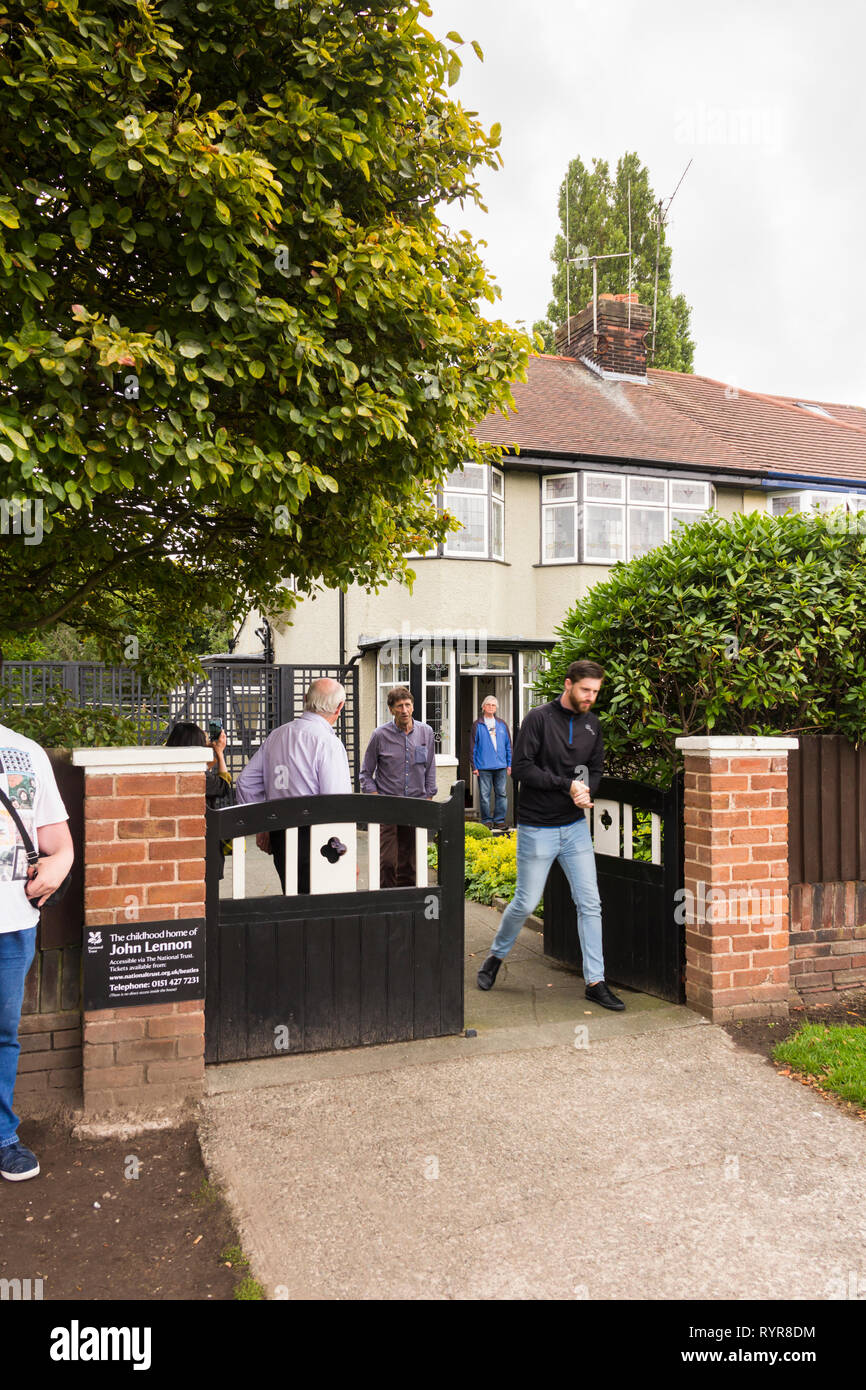 Besucher, die sich aus dem Elternhaus von John Lennon Menlove Avenue, Woolton, Liverpool. Das Museum, das dem ehemaligen singer/songwriter und Mitglied der Stockfoto