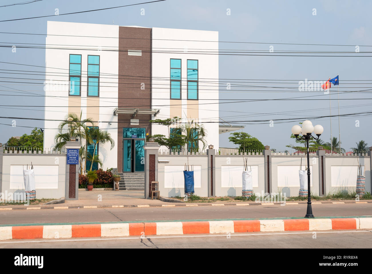 Savannakhet, Laos - 26. Februar 2019: die Konsularabteilung des Generalkonsulats von Vietnam in Savannakhet, Laos im Santiphad Straße. Stockfoto