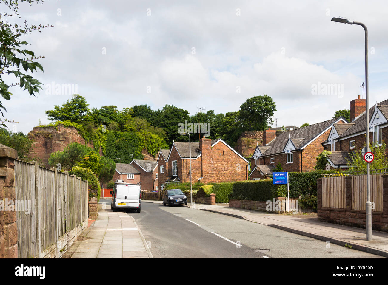 Der alte Steinbruch, eine Straße in Woolton, Liverpool mit Häusern, eingebettet in einem stillgelegten Steinbruch aus rotem Sandstein, der Süden Steinbruch von zwei benachbarten worki Stockfoto