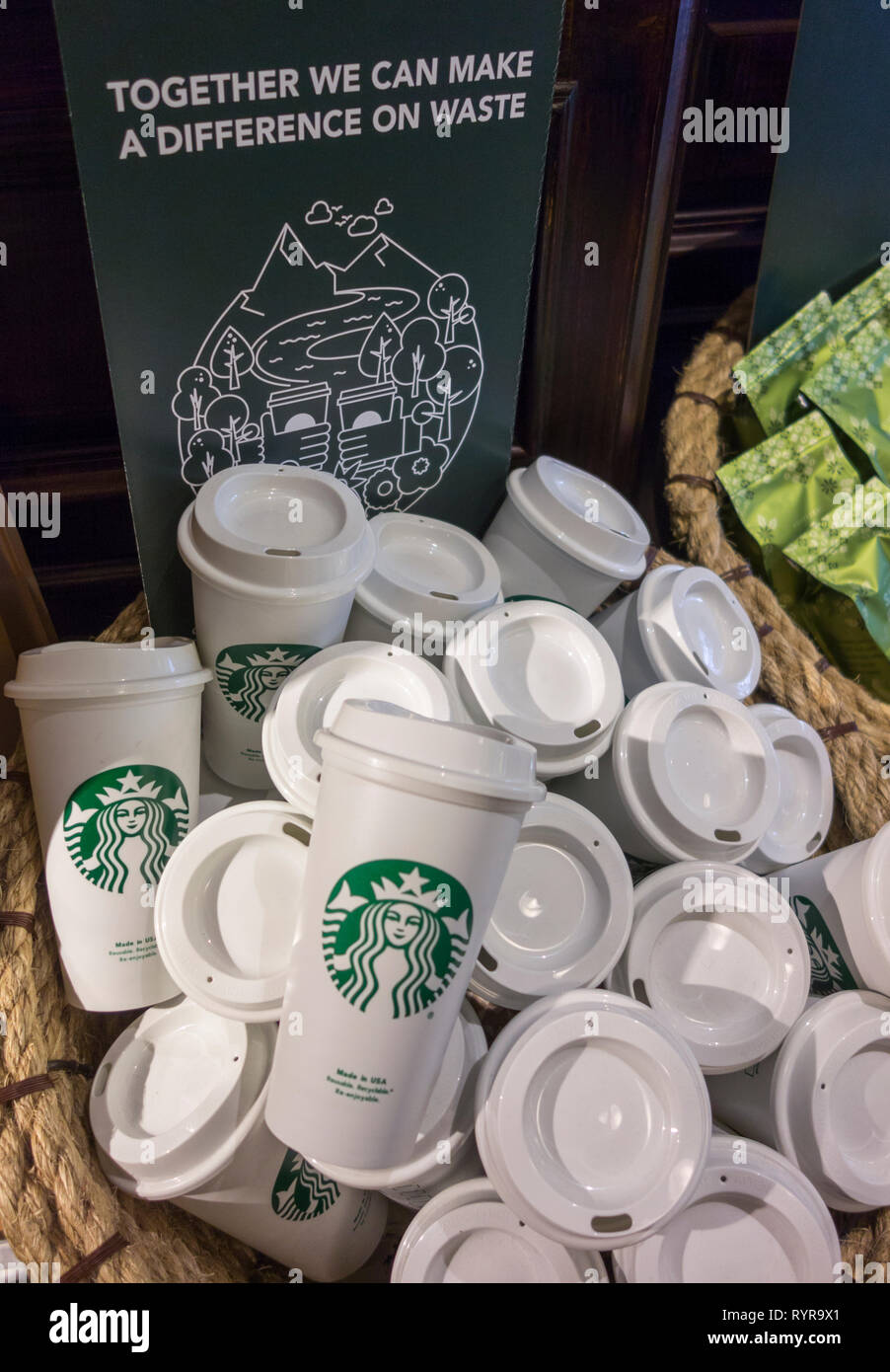 Starbucks wiederverwendbare Reisen Schale zu gehen Kaffeetassen Stockfoto