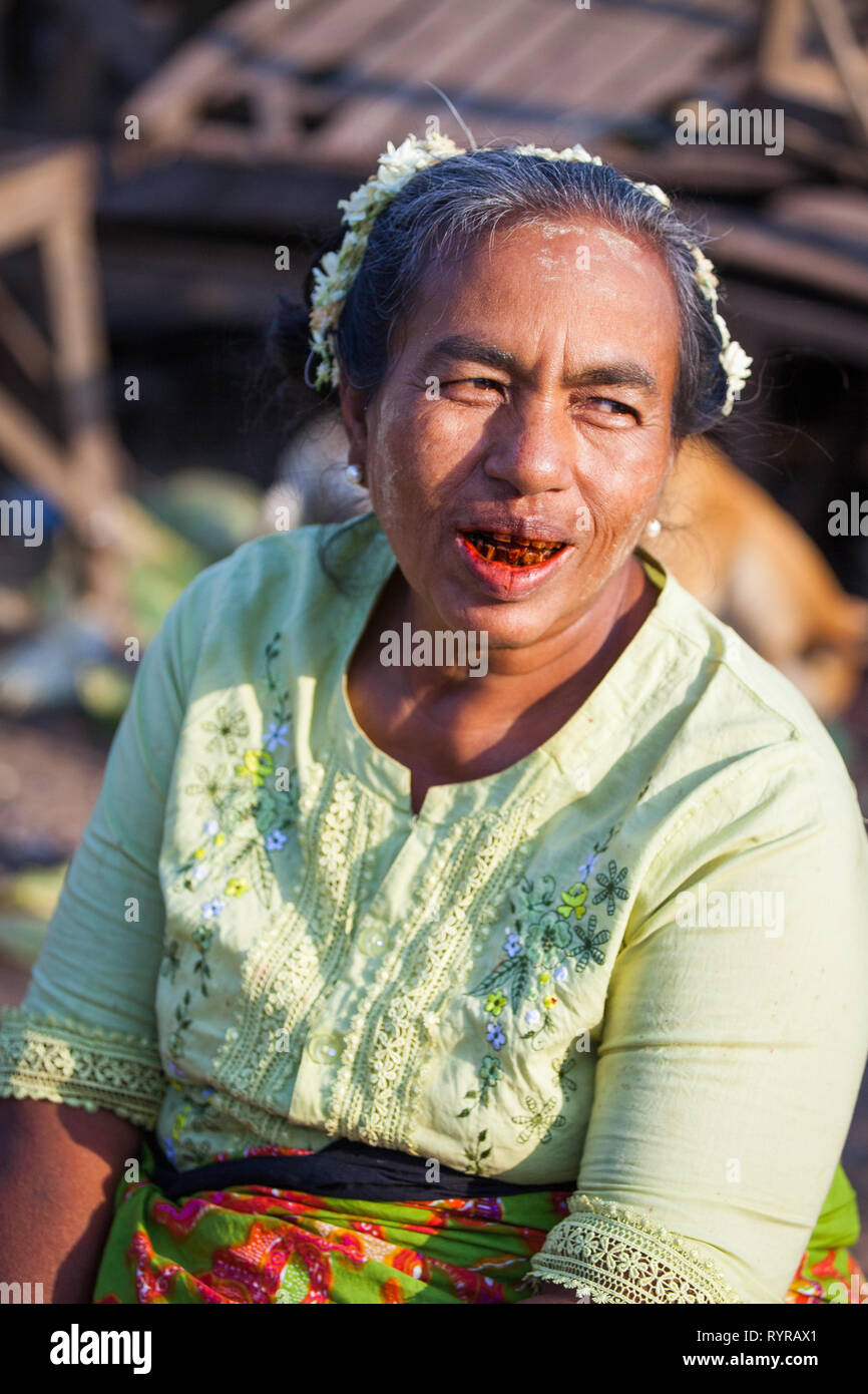 Eine Frau mit Zähne rot eingefärbt vom Kauen Betelnuss in Kalaw, Myanmar Stockfoto