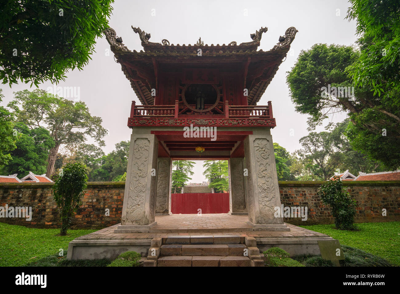 Khue Van eine der Tor am Tempel der Literatur, das ist die erste Universität von Vietnam. Van Mieu ist Symbol der Hauptstadt Hanoi - Vietnam Stockfoto