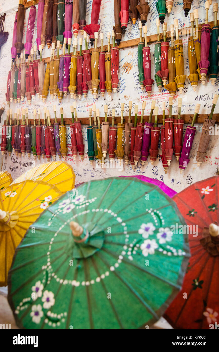 Bunte Papier Sonnenschirme im Verkauf bei einem Workshop in Pindaya, Myanmar Stockfoto
