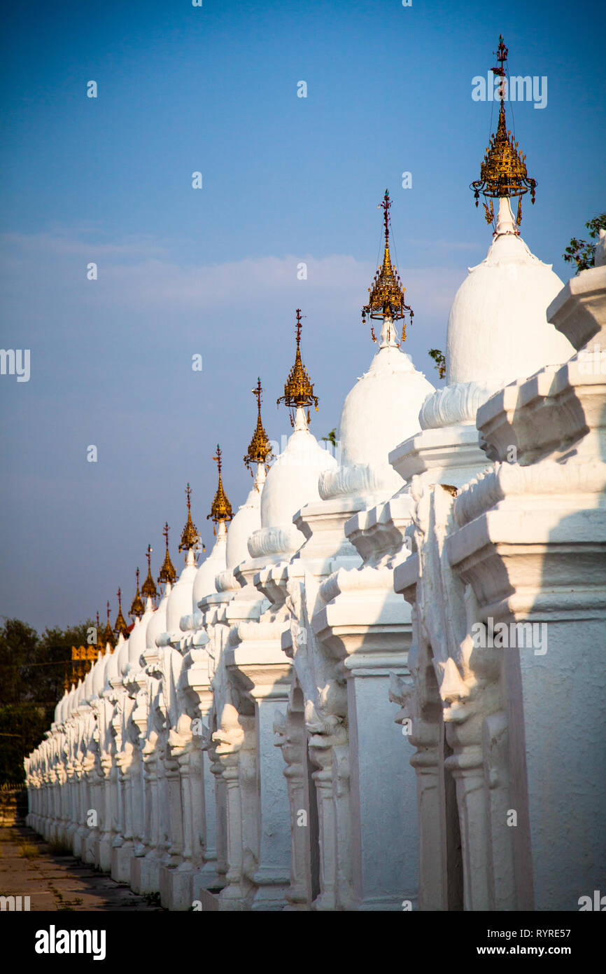 Kuthodaw Pagode ist eine buddhistische Stupa, gelegen in Mandalay, Burma (Myanmar), das größte Buch der Welt enthält. Stockfoto