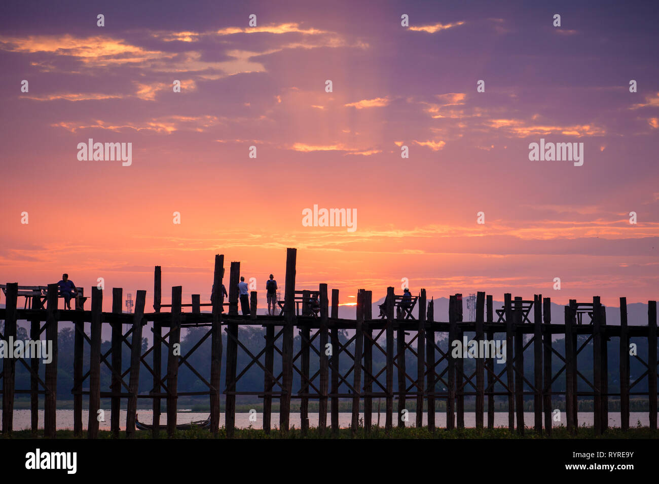 U-Bein Brücke, Mandalay, Myanmar bei Sonnenaufgang Stockfoto