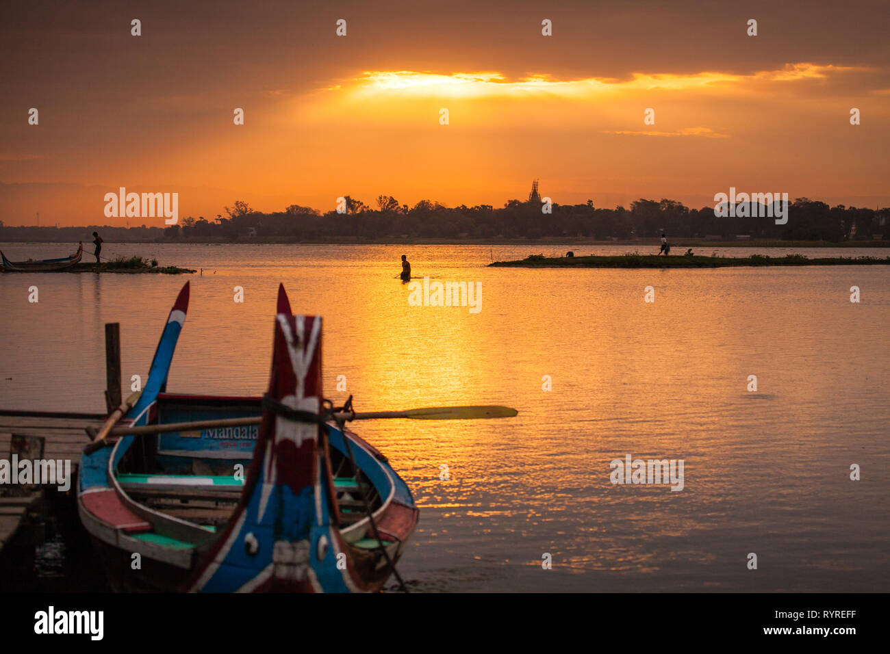 Boote auf Taungthaman See in der Nähe von Amarapura in Myanmar bei Sonnenaufgang Stockfoto