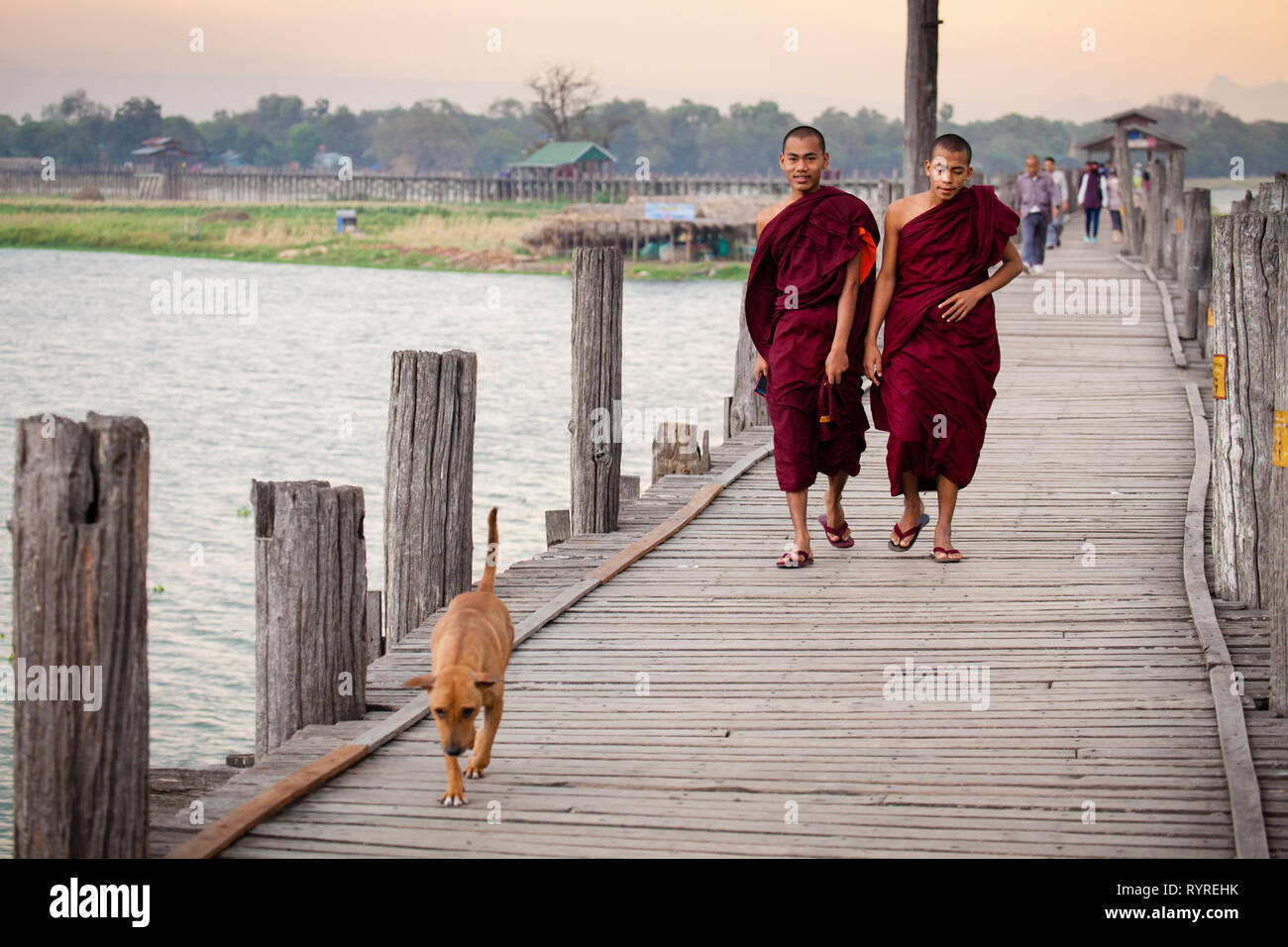 Buddhistische Mönche zu Fuß über U-Bein Brücke in der Nähe von Amarapura in Myanmar Stockfoto