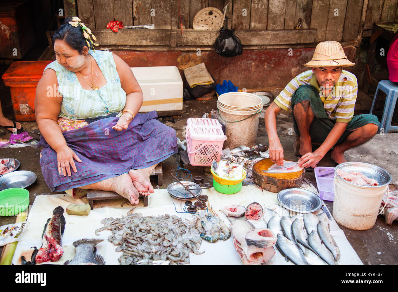 Ein paar verkaufen Fische in 26 Street Market, Yangon, Myanmar Stockfoto