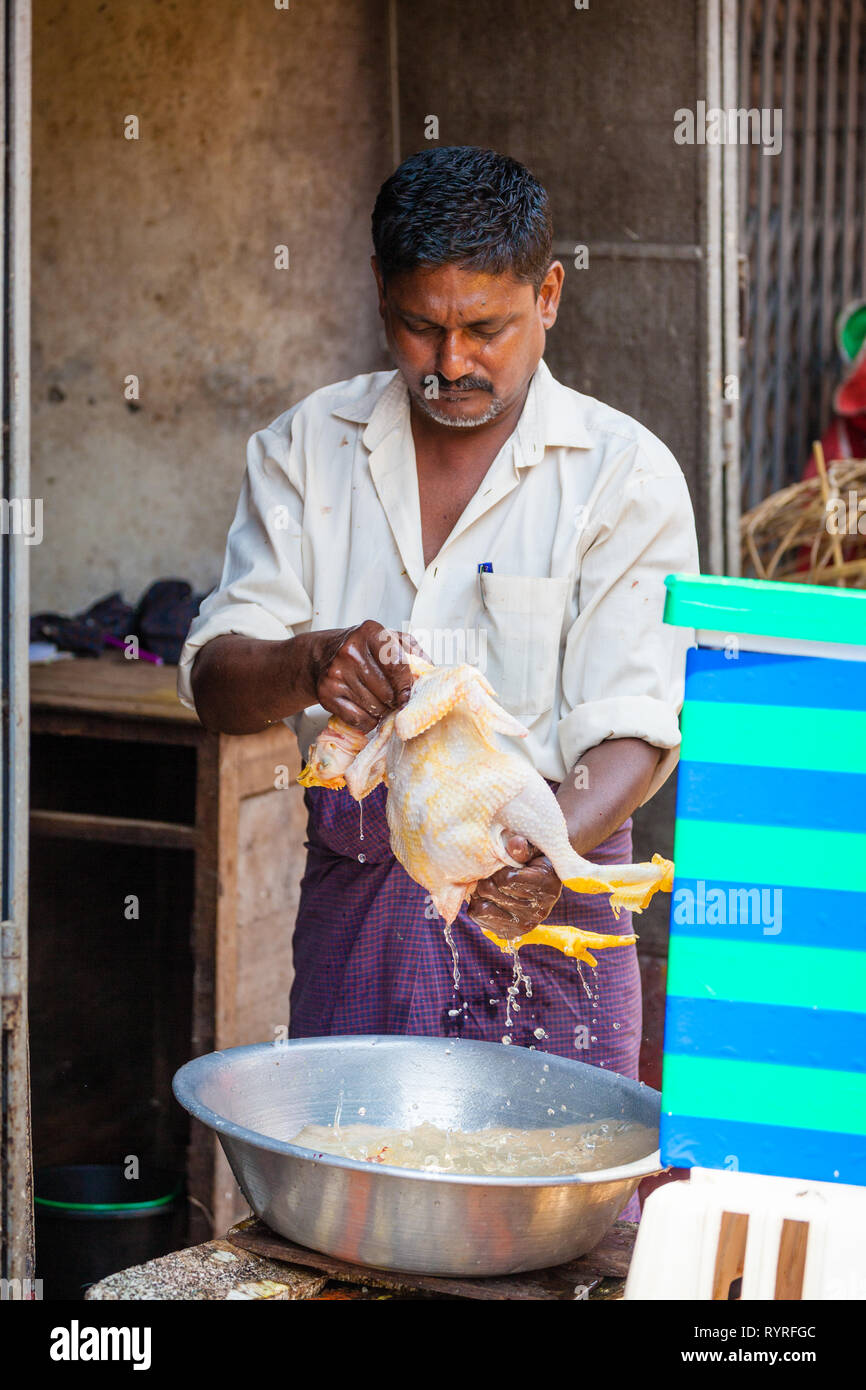 Ein Mann wäscht Hühner in 26 Street Market, Yangon, Myanmar Stockfoto