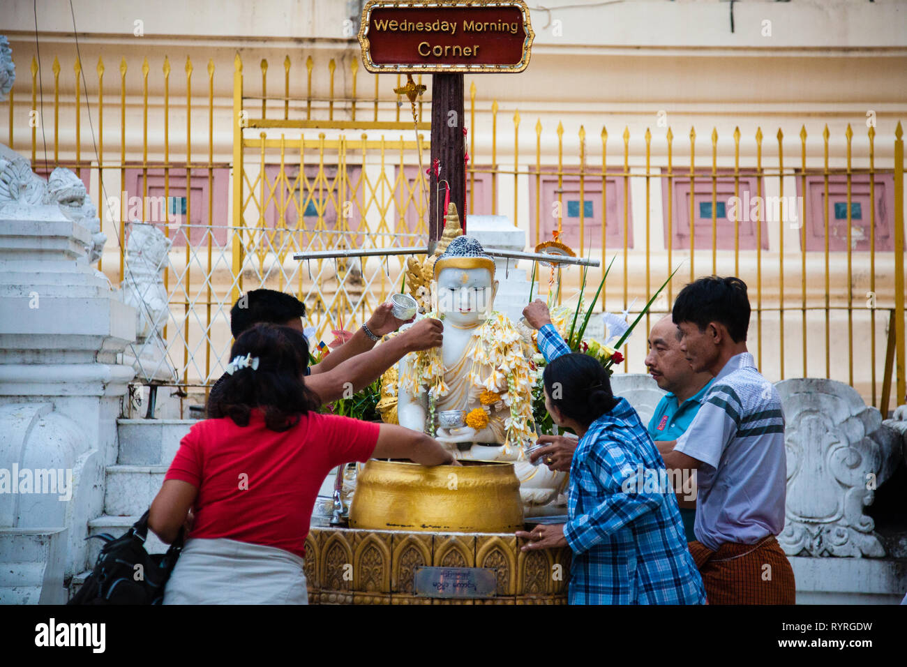 Anbeter lassen Angebote im Heiligtum zu ihrer Geburt Tag an Schwedagon Pagode, Yangon, Myanmar Stockfoto