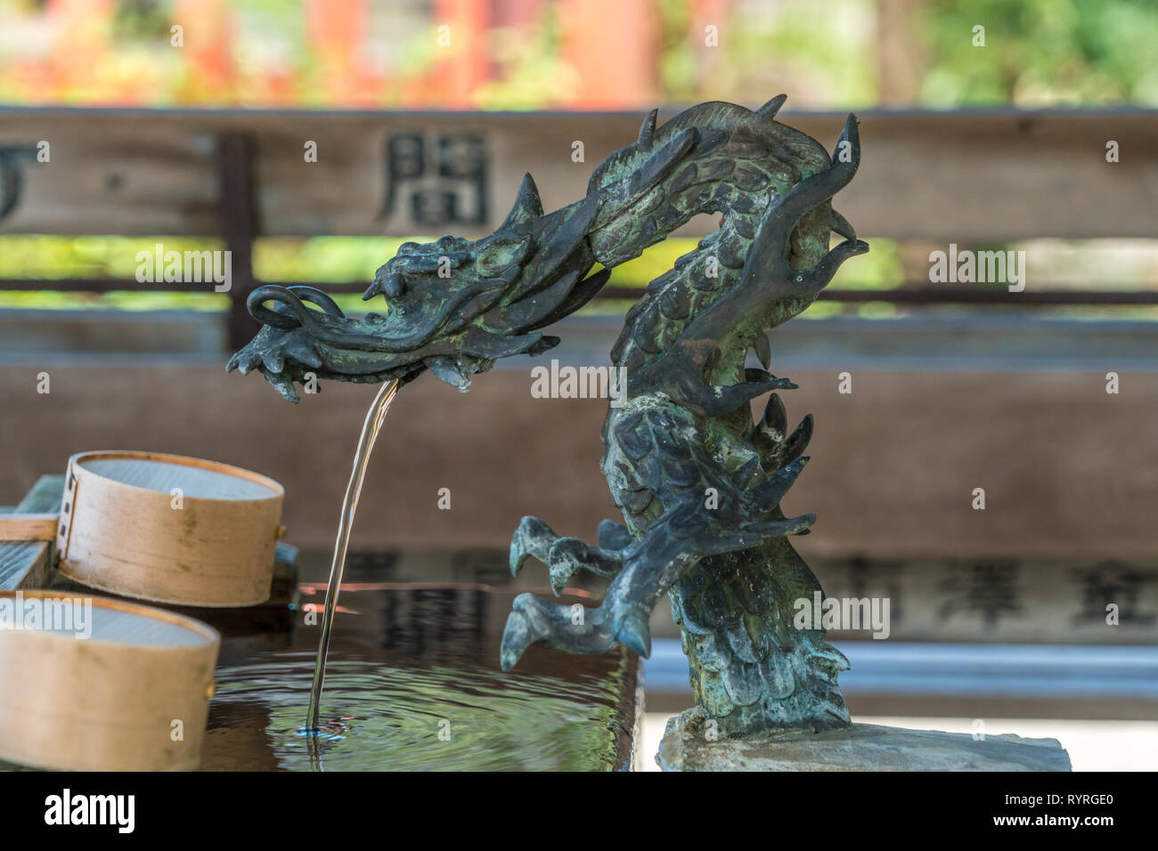 Kanazawa, Präfektur Ishikawa, Japan - 21 August, 2018: Drache und Hishaku Schöpflöffel an Chozuya oder Temizuya (Wasser Waschung Pavillon) von Ozaki Jinja Sh Stockfoto