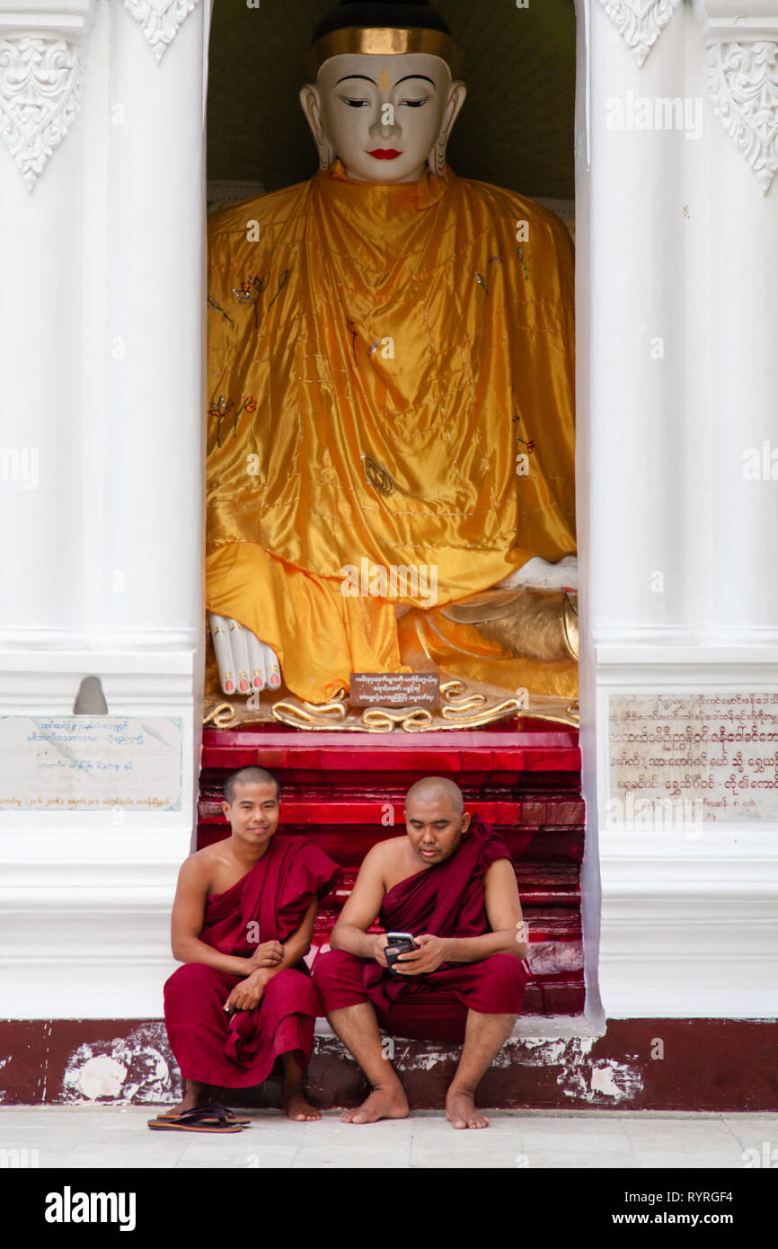 Zwei Mönche an der Shwedagon Pagode, Yangon, Myanmar Stockfoto
