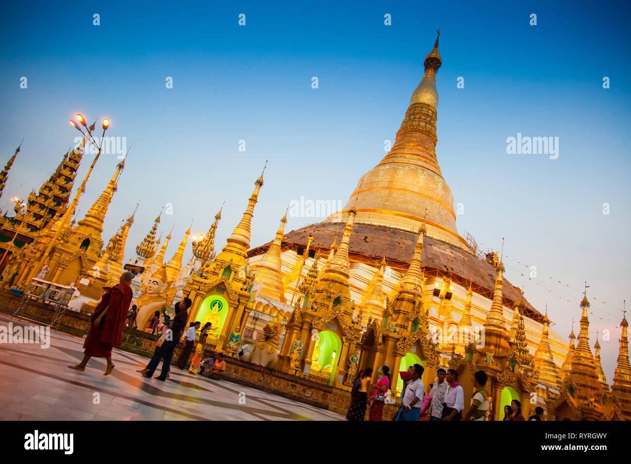 Die goldenen Minarette von Schwedagon Pagode in Yangon, Myanmar Stockfoto