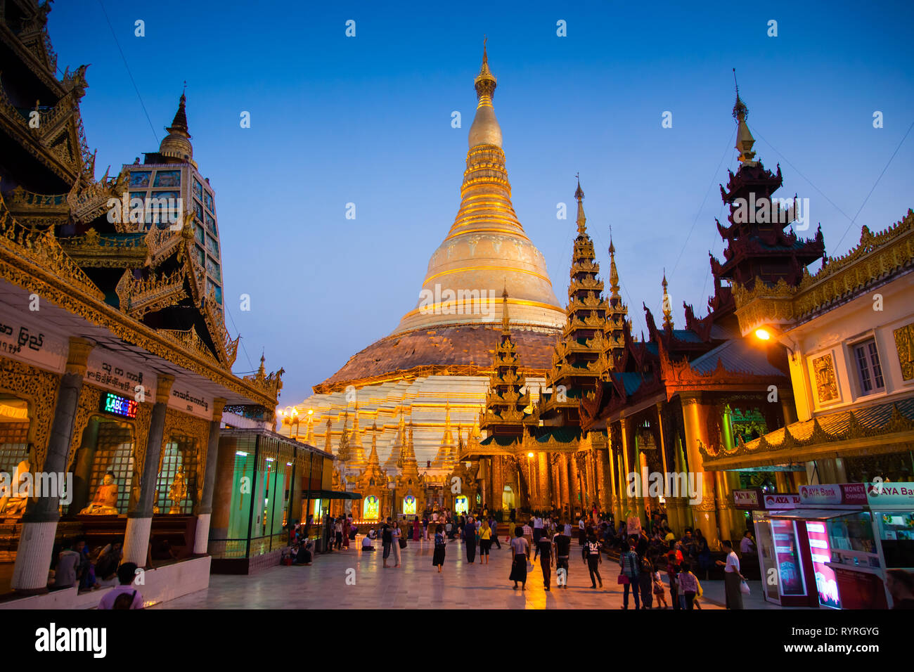 Die goldenen Minarette von Schwedagon Pagode in Yangon, Myanmar Stockfoto