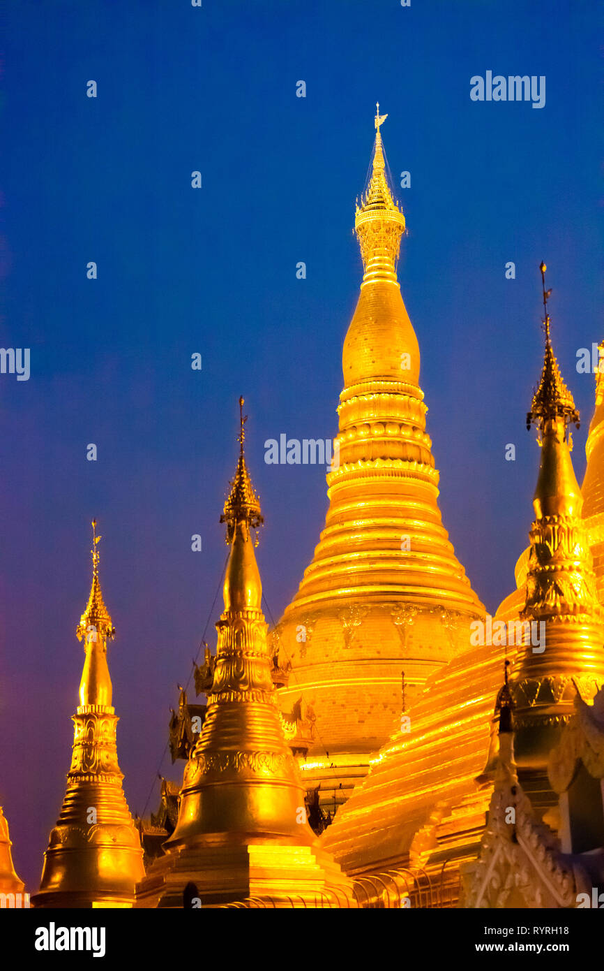 Die goldenen Minarette von Schwedagon Pagode in der Nacht, Myanmar Stockfoto