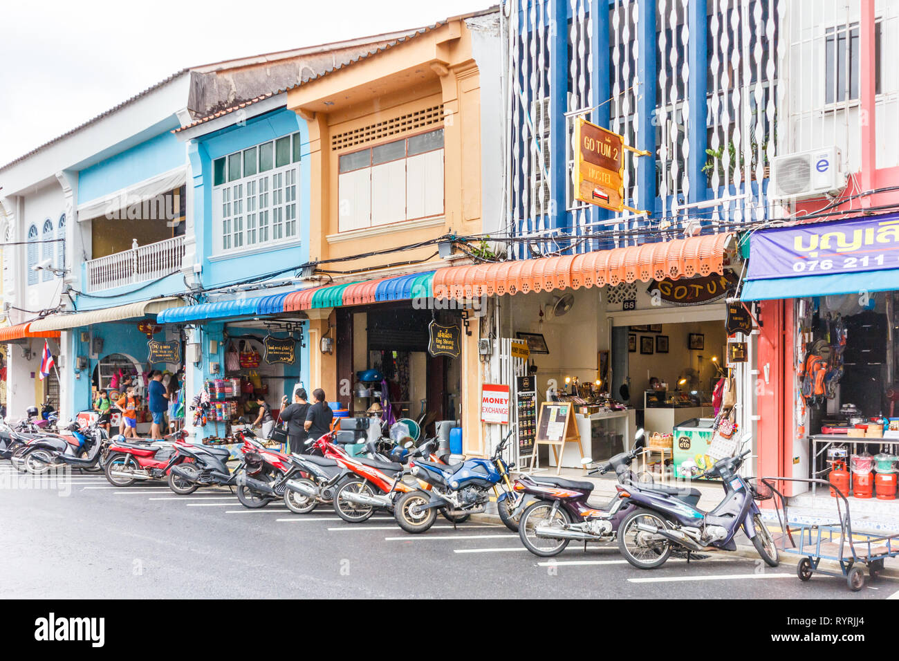 Phuket, Thailand - 11 April 2017: Motorräder parken außerhalb der Geschäfte auf Thalang Road. Dies ist eine der wichtigsten Straßen in der Altstadt. Stockfoto