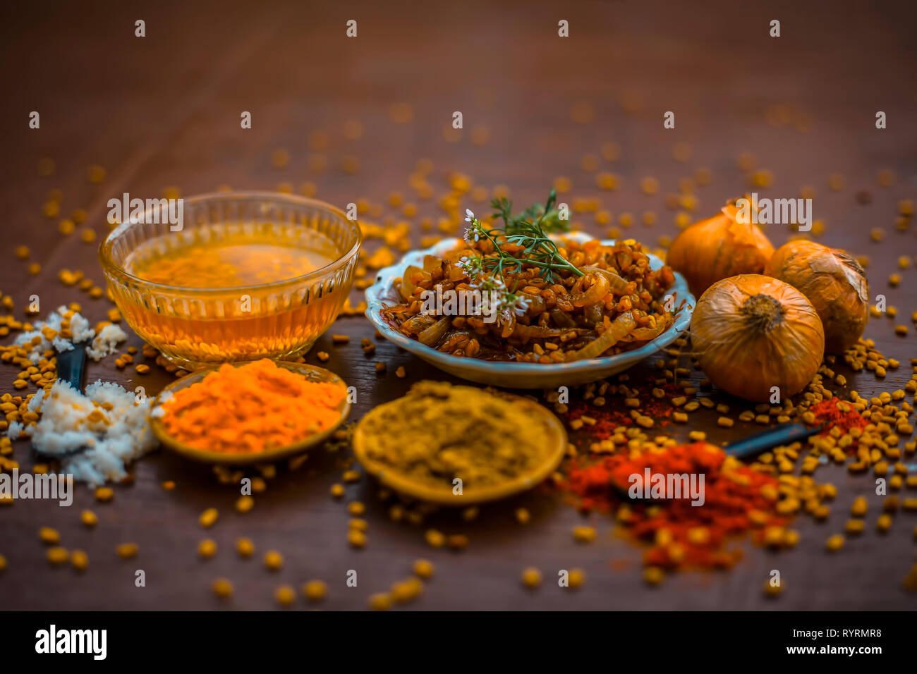 Beliebte indische und asiatische Methi nu shak von fenu griechische Samen und Zwiebeln mit Gewürze wie Koriander Pulver und roter Chili Pulver auf Holz- Oberfläche Stockfoto