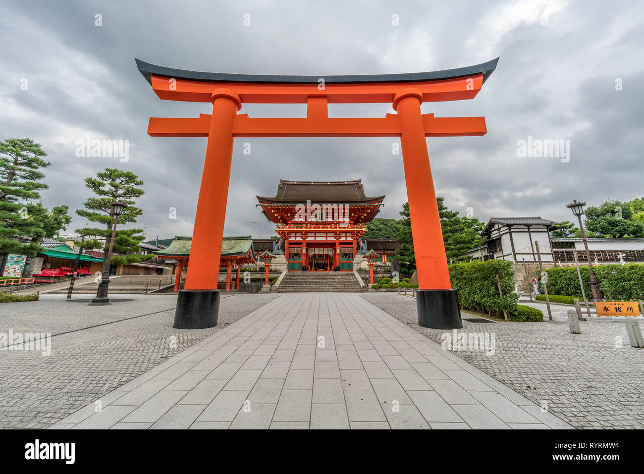 Fushimi Inari Taisha Shinto Schrein. Eingang torii Tor und Romon oder Roumon (Tower Gate). Am frühen Morgen, ohne Touristen. In Fushimi-ku, Stockfoto