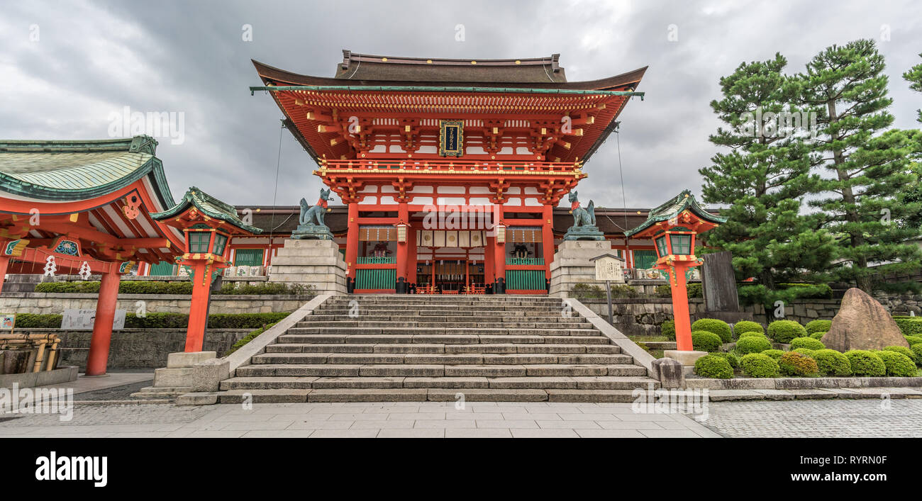Fushimi Inari Taisha Shinto Schrein. Romon oder Roumon (Tower Gate). Am frühen Morgen, ohne Touristen. In Fushimi-ku, Kyoto entfernt Stockfoto