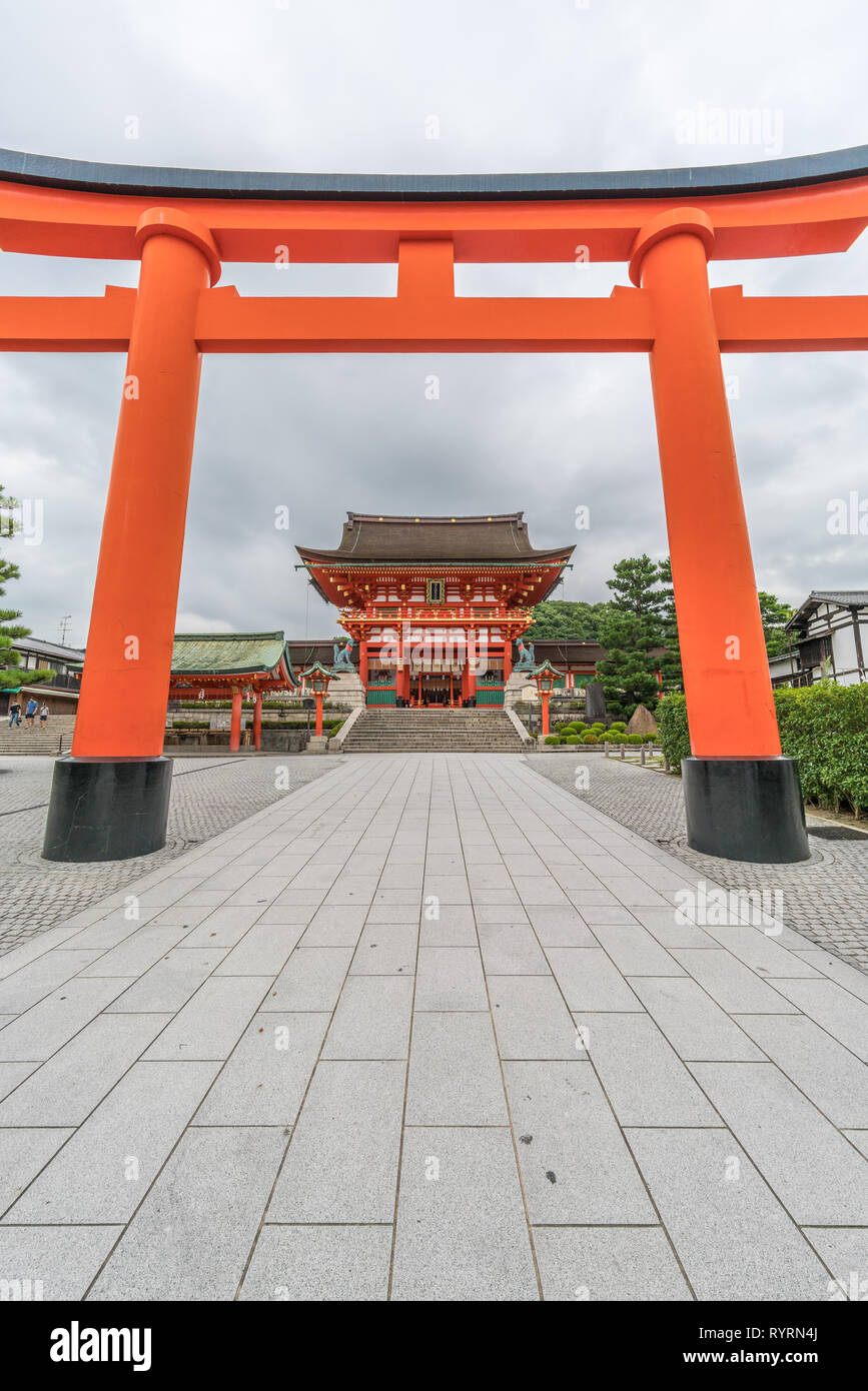 Fushimi Inari Taisha Shinto Schrein. Eingang torii Tor und Romon oder Roumon (Tower Gate). Am frühen Morgen, ohne Touristen. In Fushimi-ku, Stockfoto