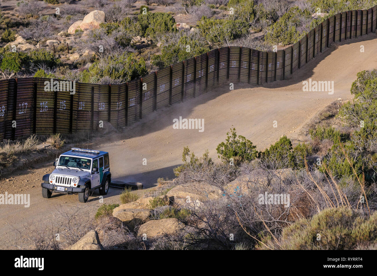 Border Patrol Reifen ziehen zum Titel, Aufspüren von illegalen durch ihre Spuren in der Straße zu erleichtern löschen, jacumba Kalifornien, April 2018 Stockfoto