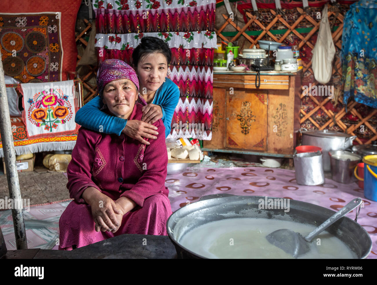 Bayan Ulgii, Mongolei, 29. September 2015: Kasachische nomad Mutter und Tochter in ihrem Haus Jurte Küche Stockfoto