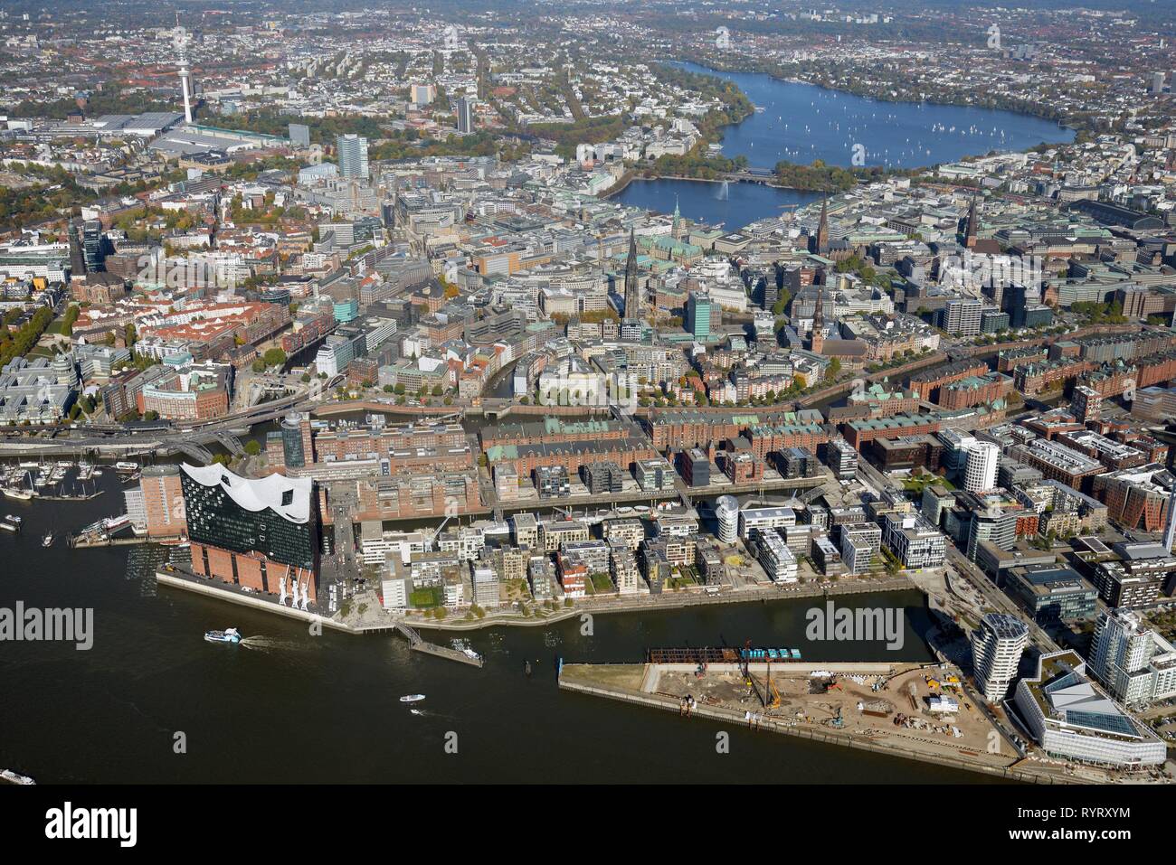 Überblick über das Stadtzentrum mit der Elbphilharmonie, Hafencity, Alster, Hamburg, Deutschland Stockfoto