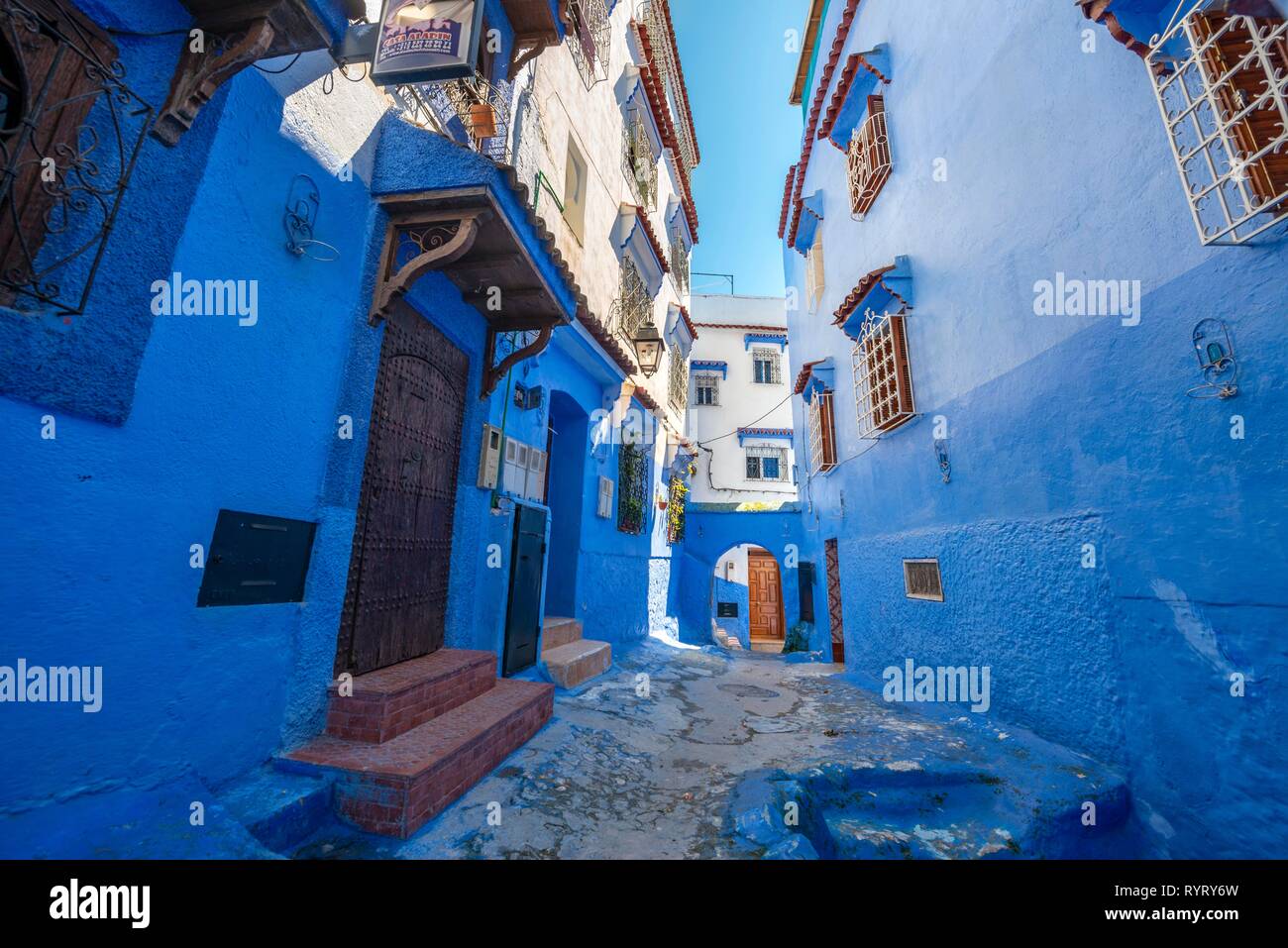 Schmale Gasse mit blauen Häuser, Medina von Meknes, Chaouen, Córdoba, Marokko Stockfoto