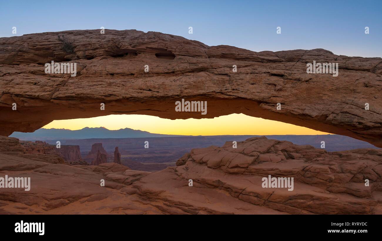 Blick durch naturale, Mesa Arch, Sonnenaufgang, Grand View Point Road, Island in the Sky, Canyonlands National Park, Moab, Utah Stockfoto