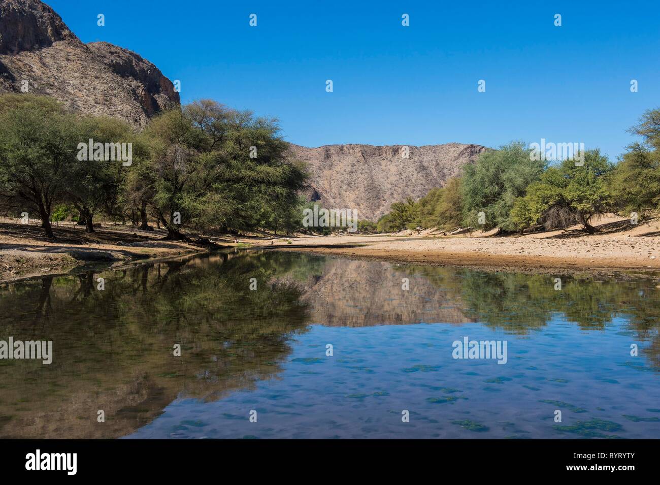 Tal mit khowarib Fluss, Damaraland, Namibia Stockfoto