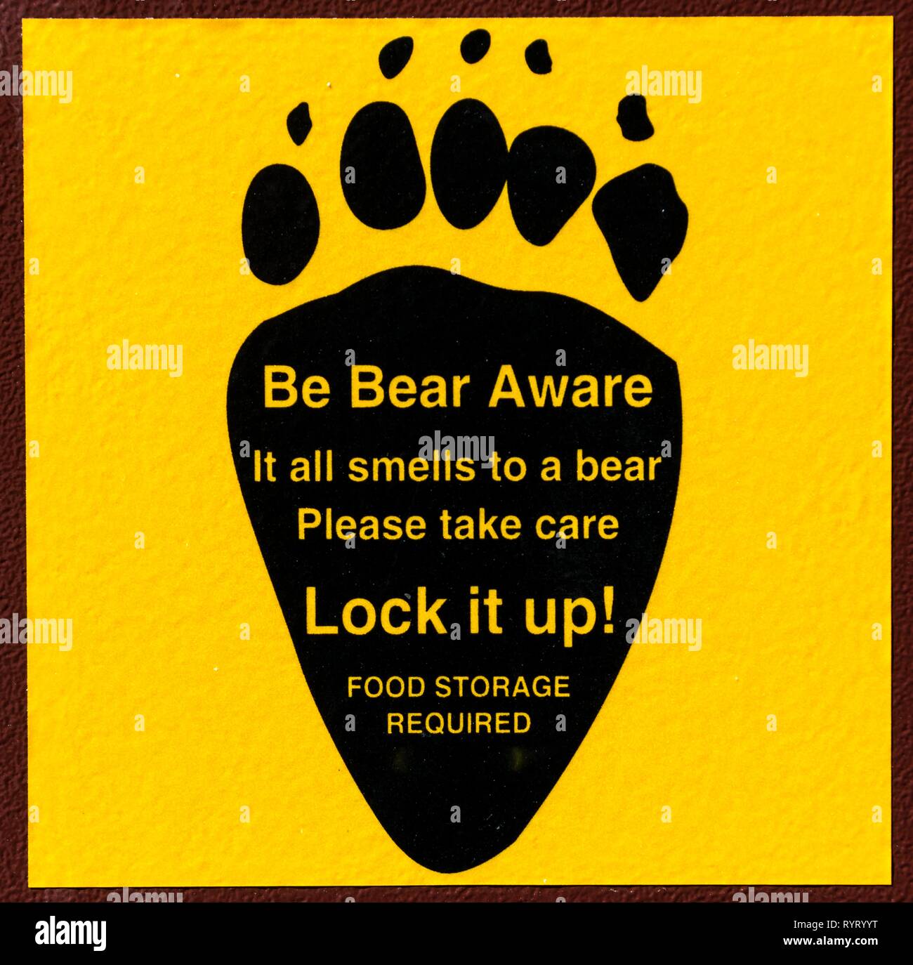 Tragen bewusst sein, Warnschild an einem Bären - Nachweis Mülleimer, Grand Teton National Park, Wyoming, USA Stockfoto