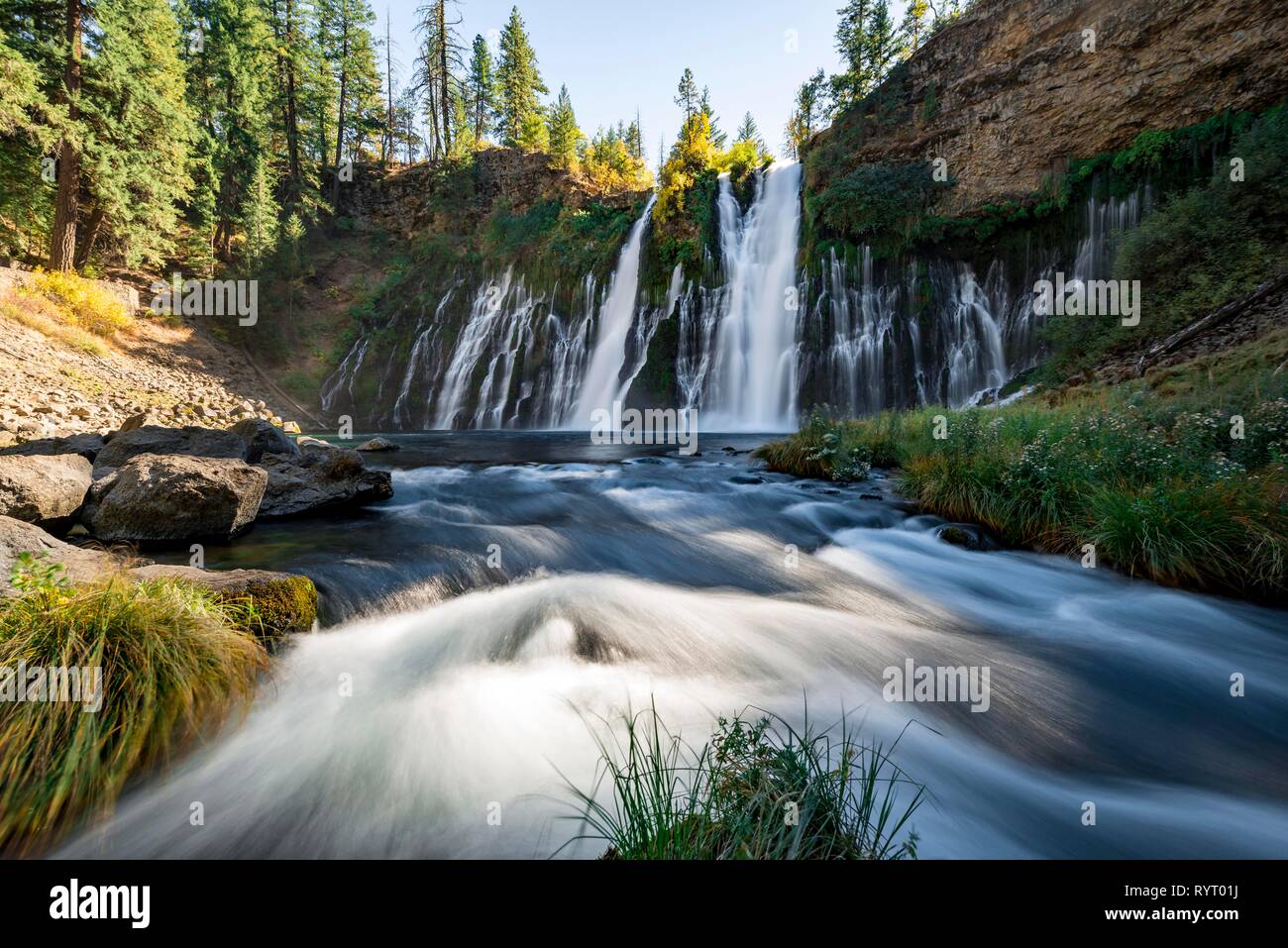 Wasserfall, langfristige Bild, Mc Arthur-Burney fällt Memorial State Park, Kalifornien, USA Stockfoto