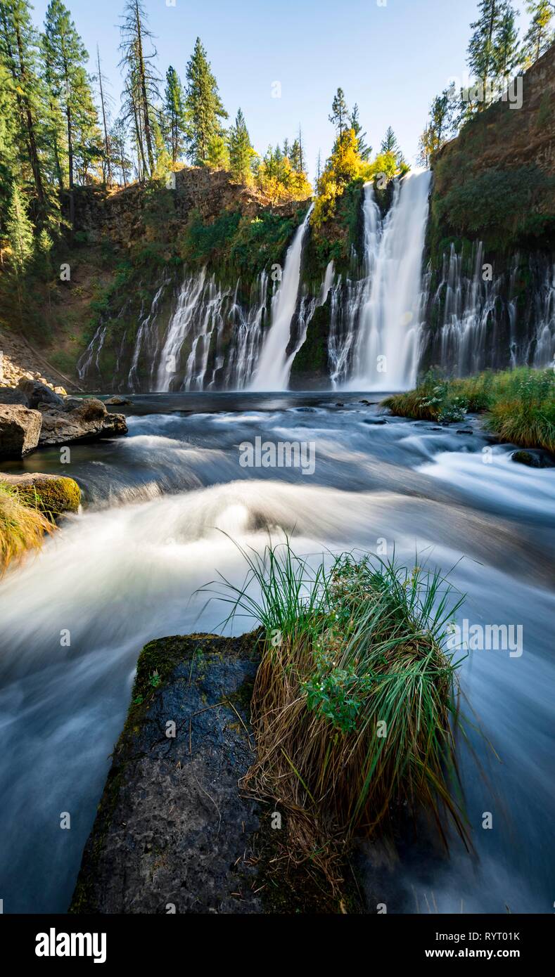 Wasserfall, langfristige Bild, Mc Arthur-Burney fällt Memorial State Park, Kalifornien, USA Stockfoto