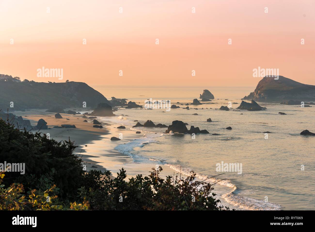 Sunrise, Sandstrand, Küstenlandschaft mit vielen schroffen felsigen Inseln, Oregon, USA Stockfoto