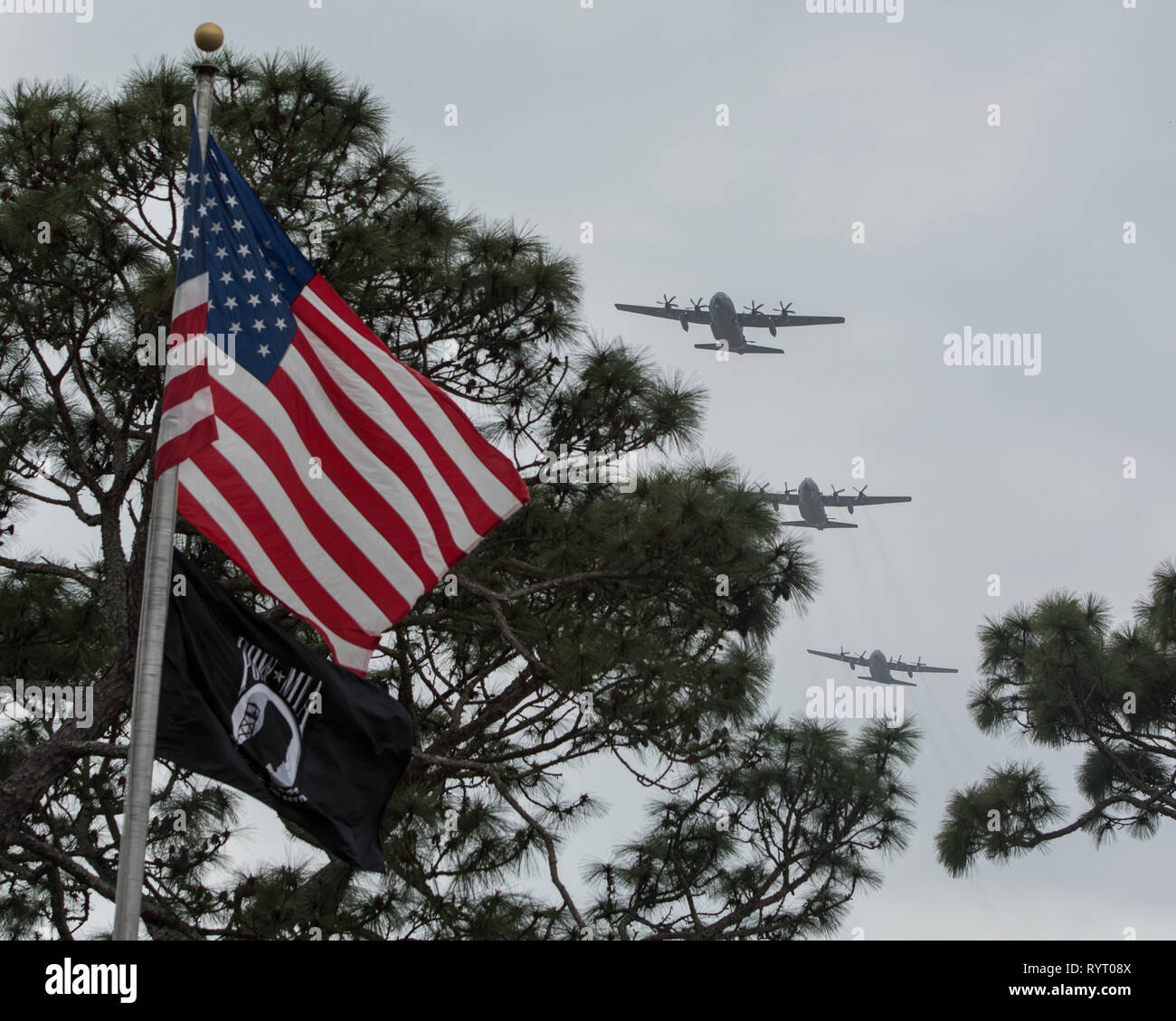 Ein AC-130J Ghostrider gunship mit dem 73 Special Operations Squadron, AC-130 U Spooky mit der 4. SOS und eine AC-130 W Stinger II mit dem 16 SOS, Cannon Air Force Base, New York, fliegen Sie über den Jockey-14 25. Jahrestag Gedenkveranstaltung in Hurlburt Field, Florida, 14. März 2019. Jockey-14 erlebt eine Explosion, die getötet Acht der 14 Aircrew Mitglieder, die Unterstützung der Betrieb weiterhin Hoffnung II in Somalia waren. (U.S. Air Force Foto von Airman 1st Class Joel Miller) Stockfoto