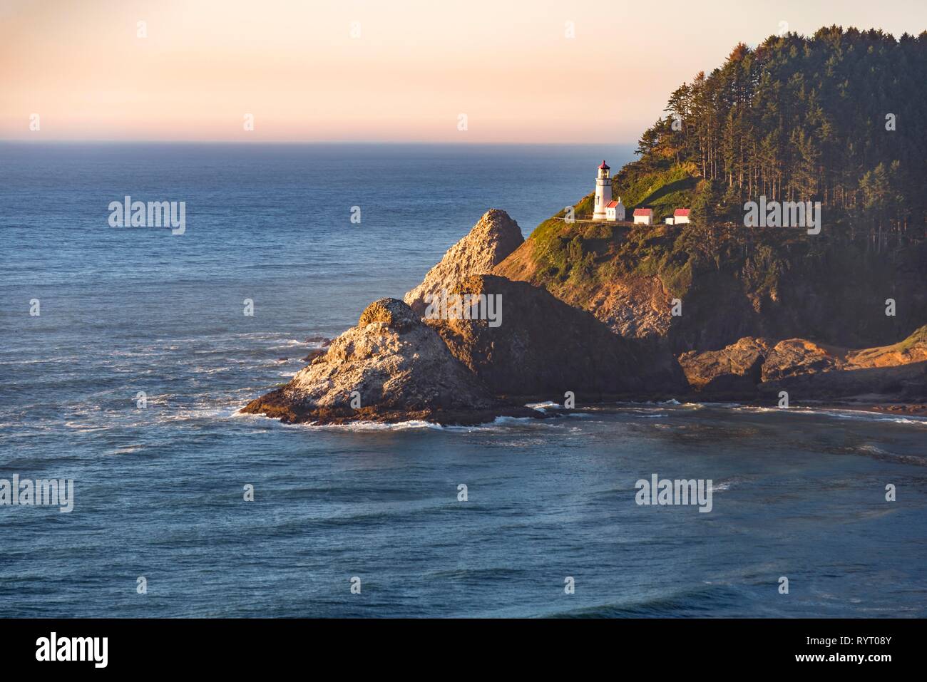 Felsige Küste mit Heceta Head Lighthouse, Oregon, USA Stockfoto