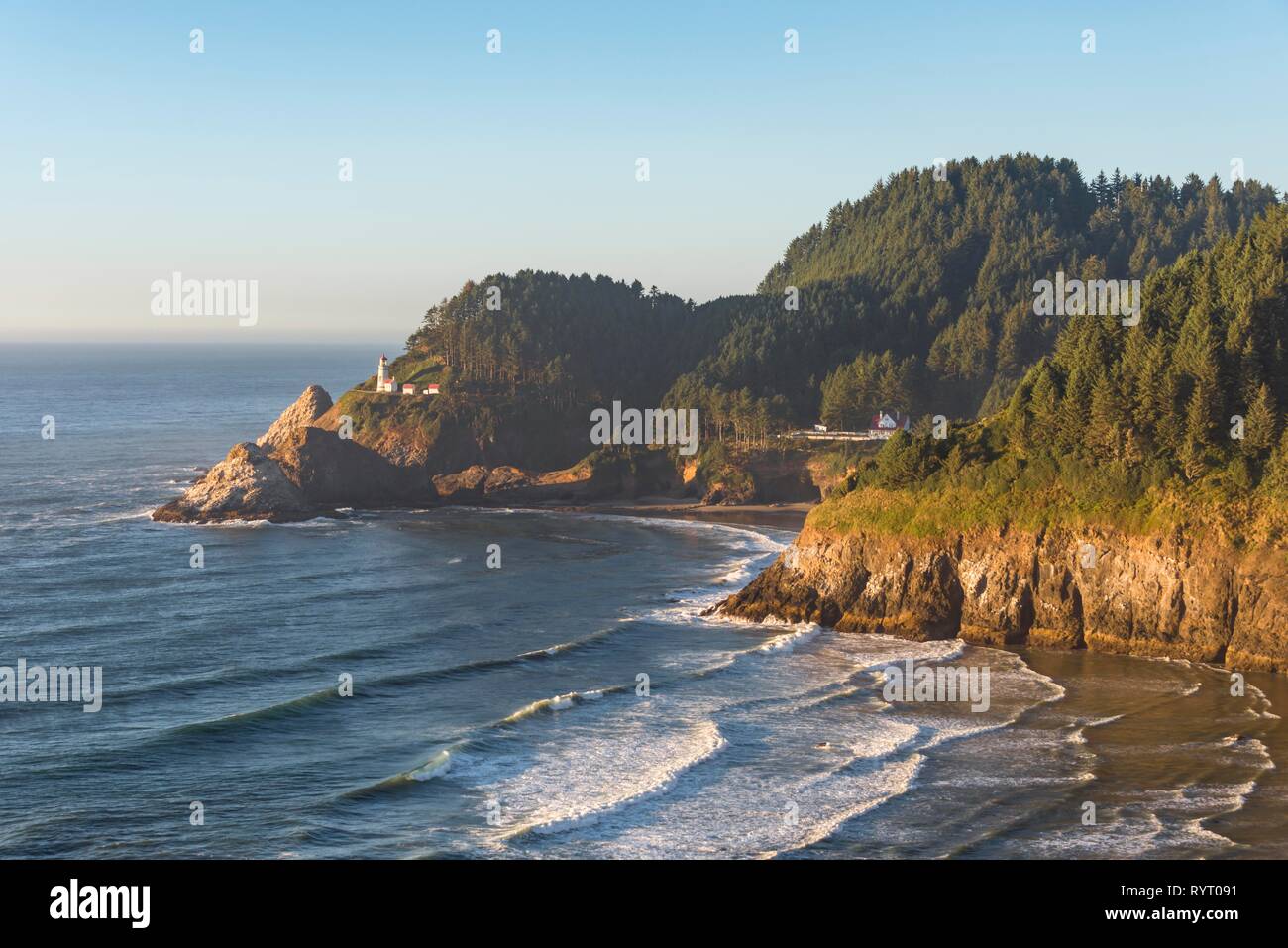 Felsige Küste mit Heceta Head Lighthouse, Oregon, USA Stockfoto