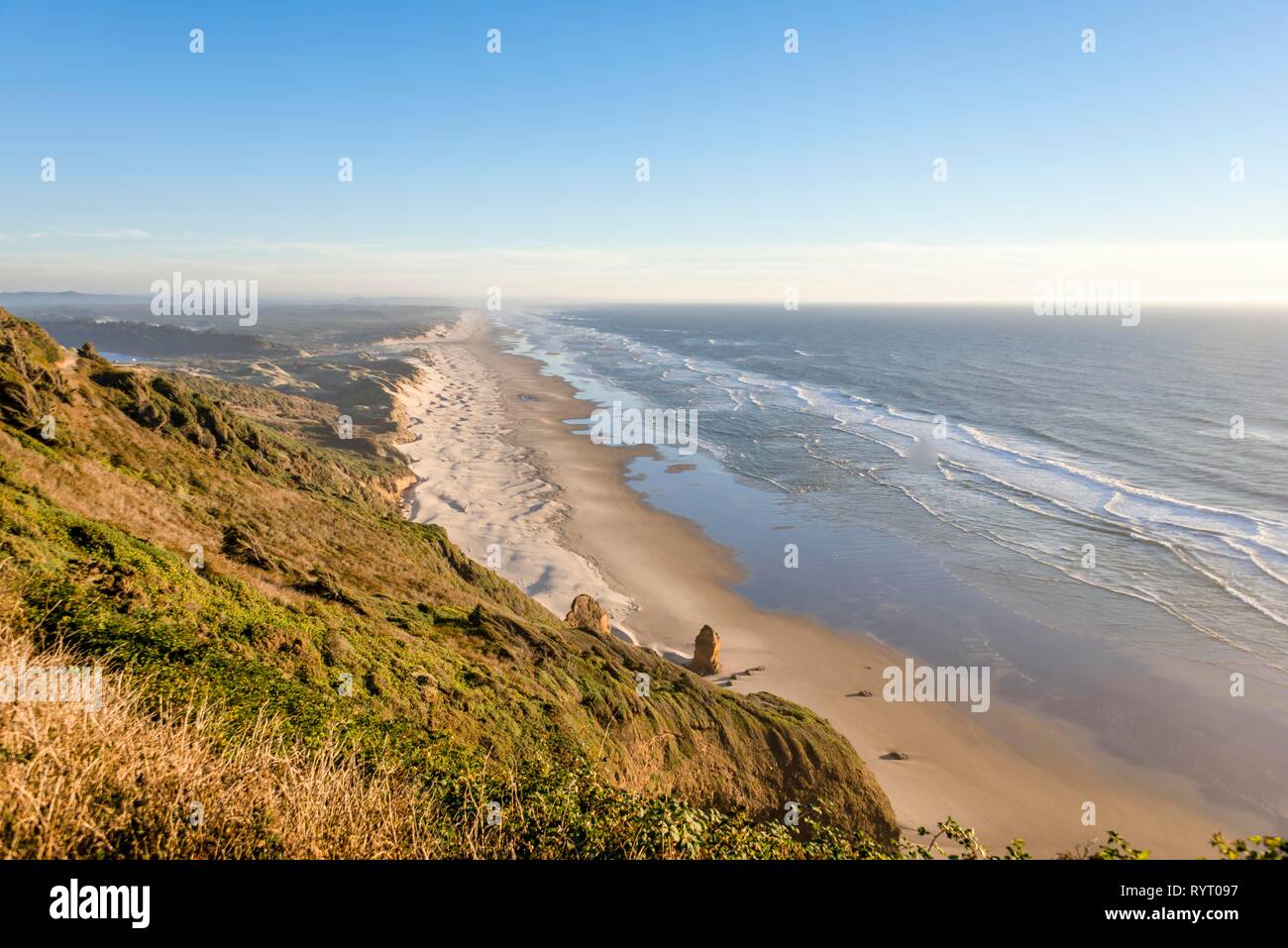 Blick über Baker Beach, Küstenlandschaft mit langen Sandstrand und Dünen, Oregon Coast Highway, Oregon, USA Stockfoto
