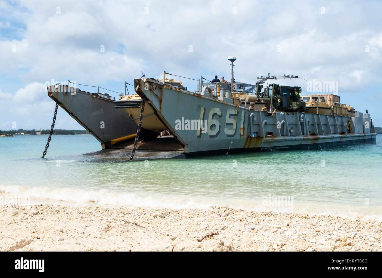 190312-N-DX 072-1193 APRA HARBOR, Guam (12. März 2019) - Landing Craft, Utility (LCU) 1651, zugeordnet zu den Naval Beach (NBU) 7, steht zum Abrufen von Marines zur 31 Marine Expeditionary Unit (MEU) während eines simulierten Strand raid zugeordnet. Die amphibious Transport dock Schiff USS Green Bay LPD (20), Teil der Commander amphibischen Squadron 11, arbeitet in der Region Interoperabilität mit Partnern zu verbessern und dienen als ready-Response Force für jede Art von Kontingenz. (U.S. Marine Foto von Mass Communication Specialist 2. Klasse Anaid Bañuelos Rodriguez) Stockfoto