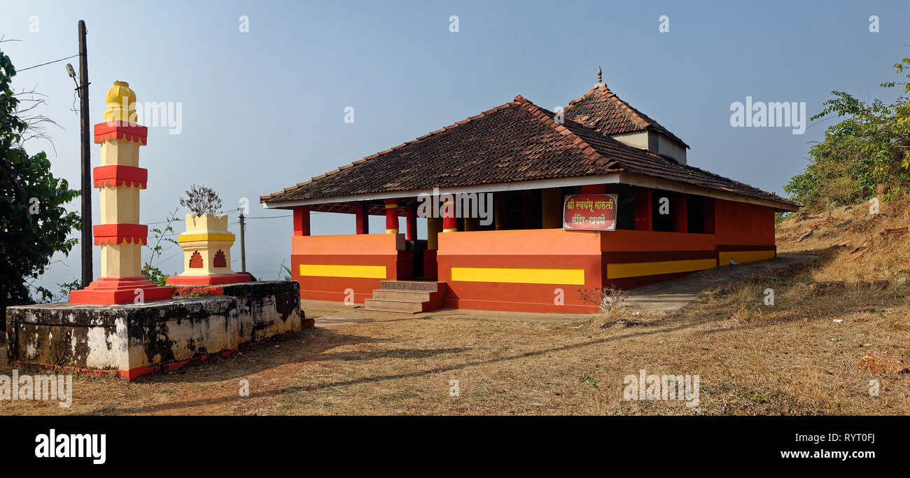 Traditionelle alte Ziegeldach Hindu Tempel auf dem Hügel Stockfoto