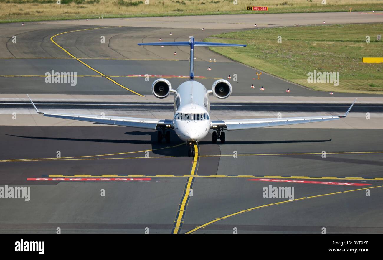 Rollweg Kennzeichnung, Anreise PKW Flugzeug, Flughafen Düsseldorf, Deutschland Stockfoto