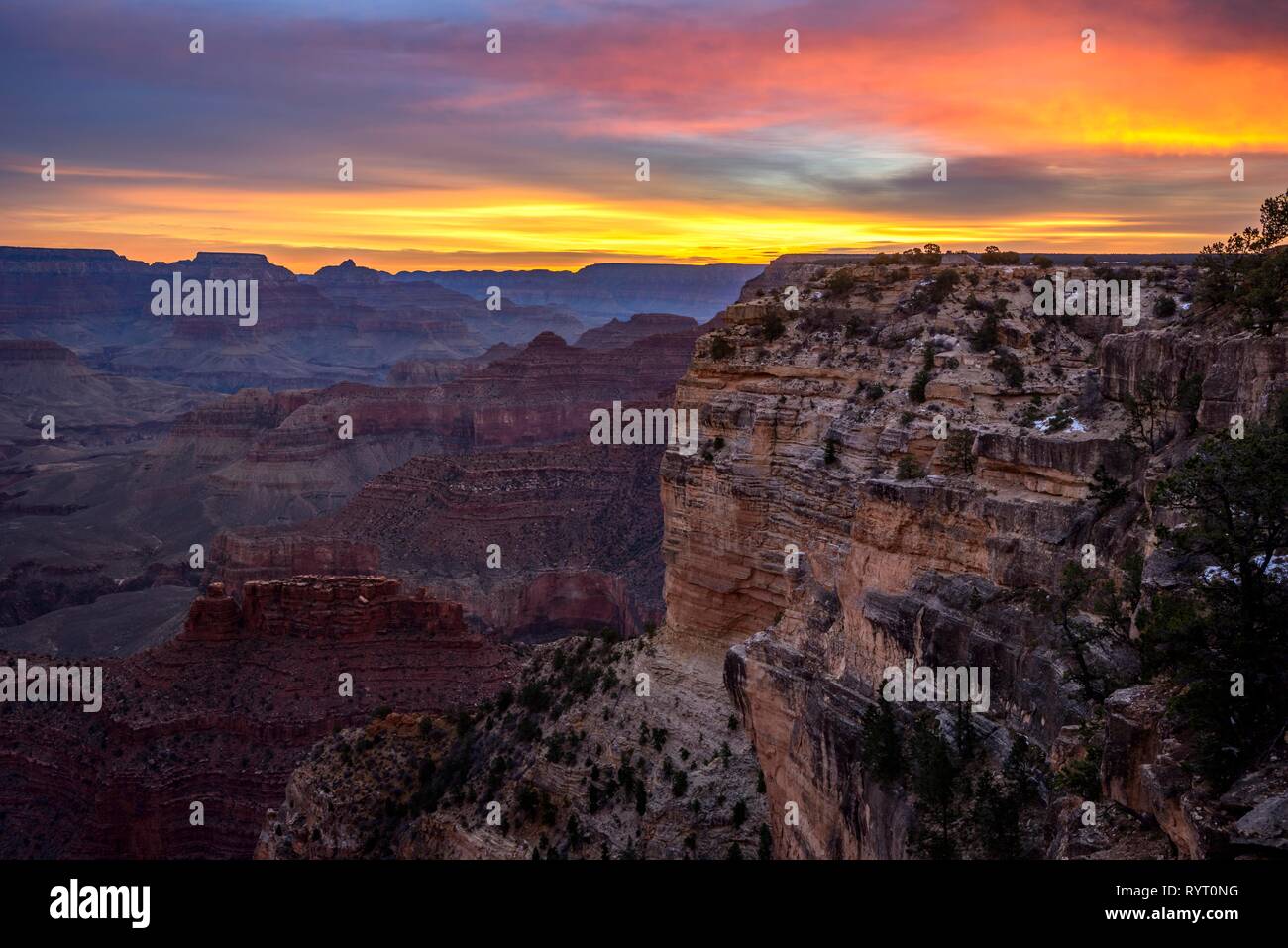 Schlucht des Grand Canyon bei Sonnenaufgang, Colorado River, Ansicht von Rim laufen, erodierten Felsformationen, South Rim Stockfoto
