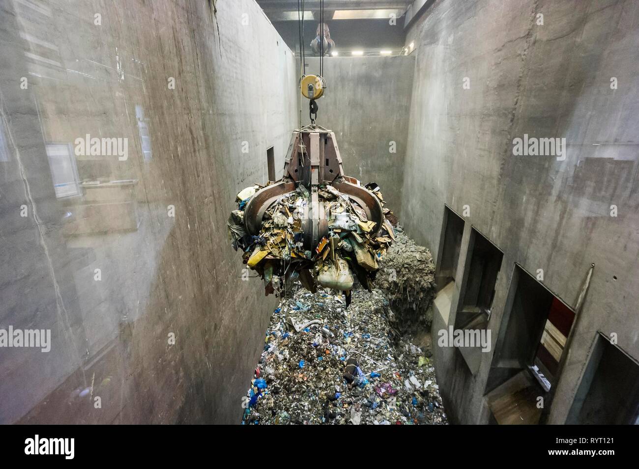 Greifarm über Haufen Müll, Kran Transporte von Abfällen in einer Müllverbrennungsanlage, TREA Breisgau, Eschbach Stockfoto