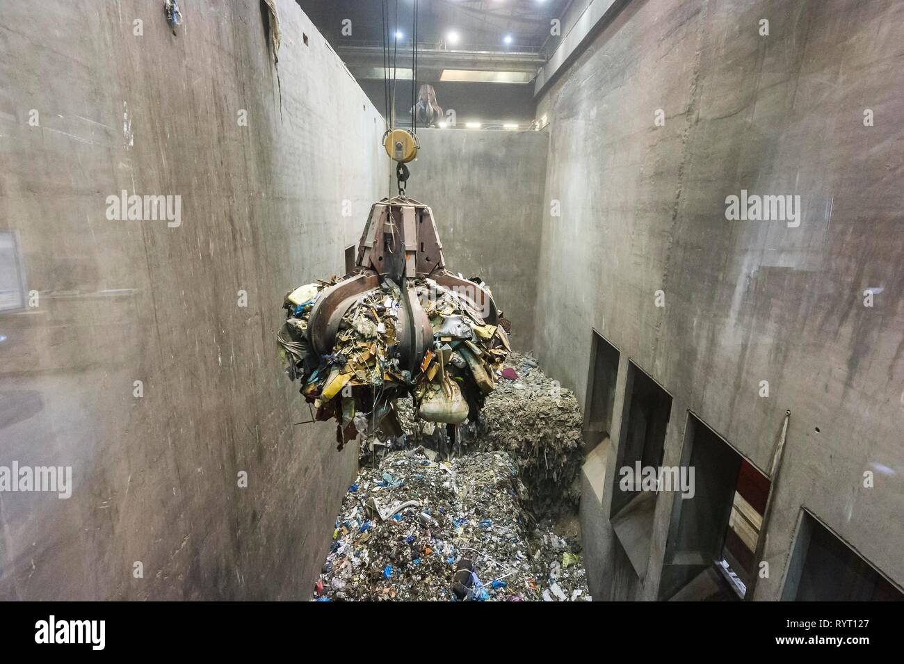 Greifarm über Haufen Müll, Kran Transporte von Abfällen in einer Müllverbrennungsanlage, TREA Breisgau, Eschbach Stockfoto
