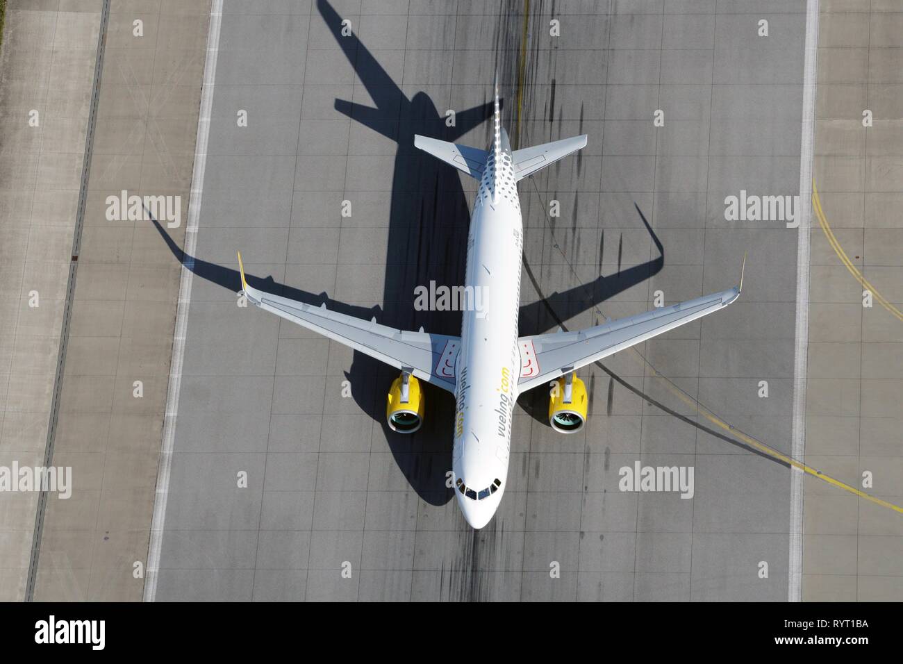 Airbus A319, Vueling, auf der Landebahn, Hamburg, Deutschland Stockfoto