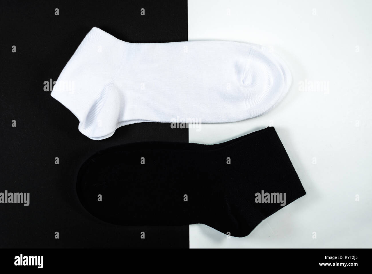 Paar neue Socken schwarz weiß für den Hintergrund. Konzept von Yin und Yang Stockfoto