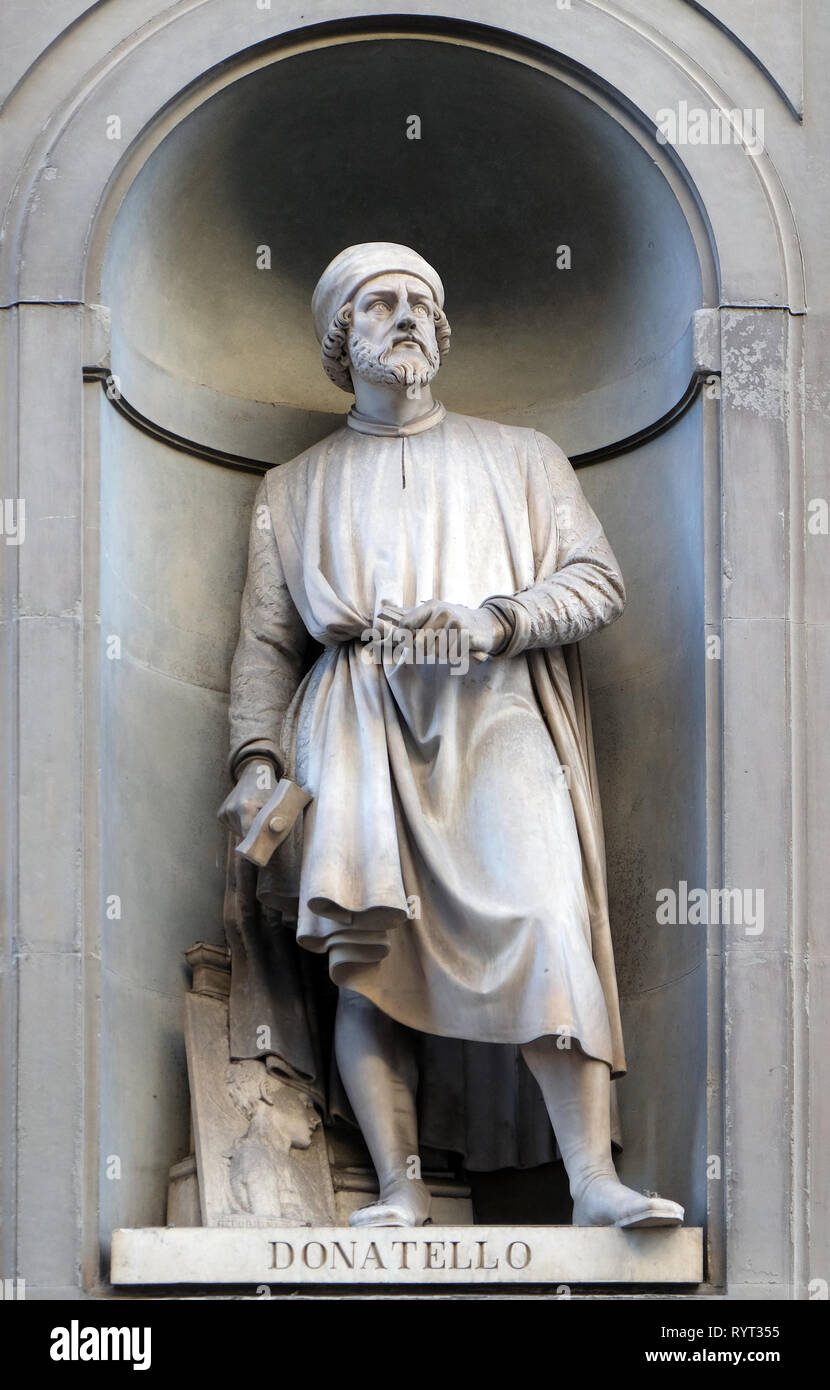 Donatello, Statue, die in den Nischen der Säulenhalle, die Uffizien in Florenz Stockfoto