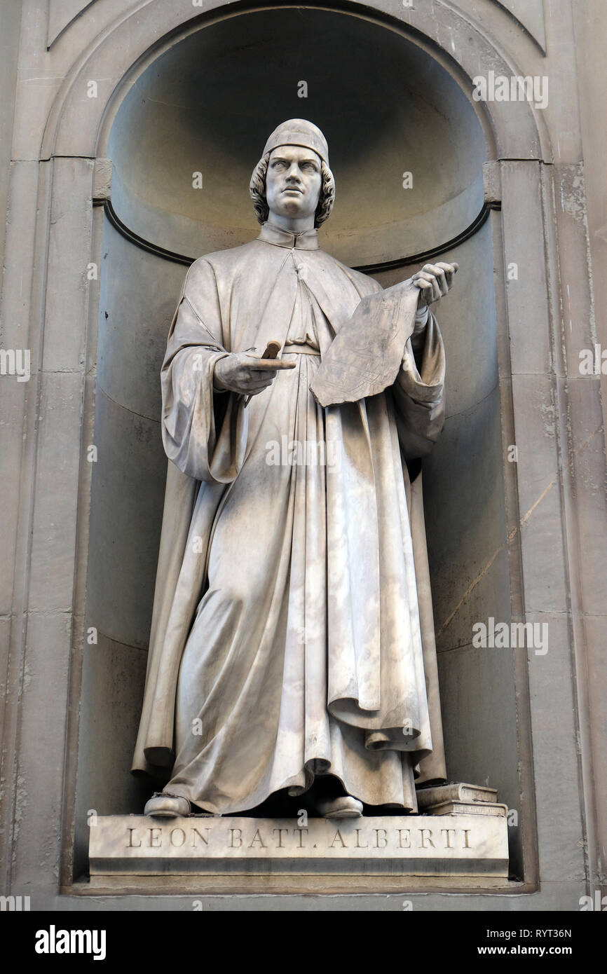 Leon Battista Alberti, Statue, die in den Nischen der Säulenhalle, die Uffizien in Florenz Stockfoto