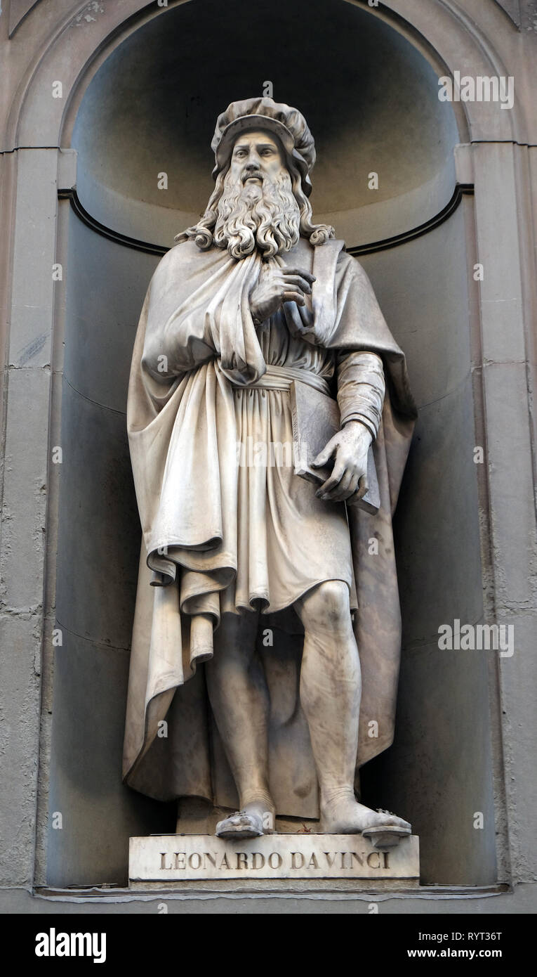 Leonardo da Vinci, Statue, die in den Nischen der Säulenhalle, die Uffizien in Florenz Stockfoto